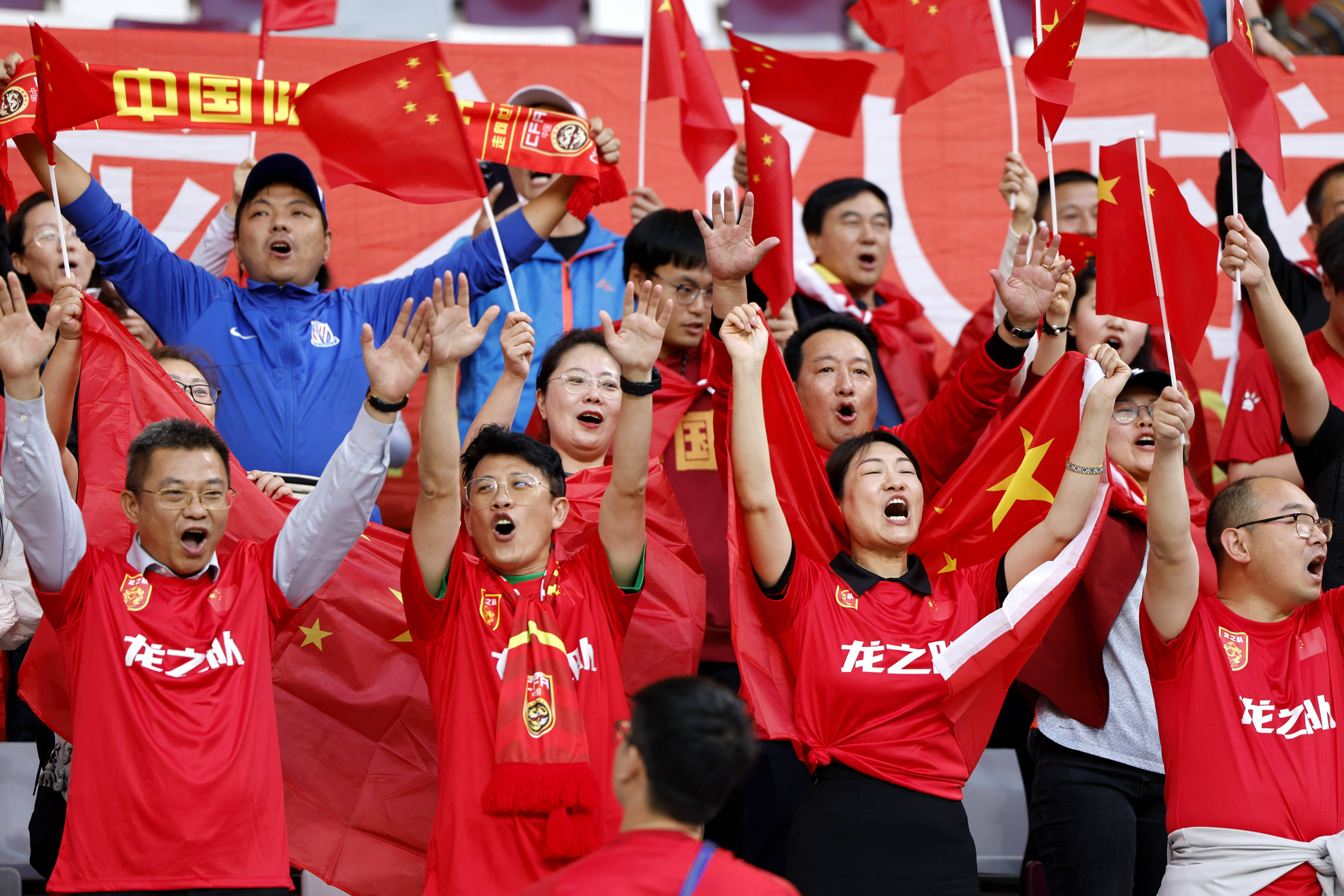 一场经典之战！LPL点燃球迷热情的简单介绍