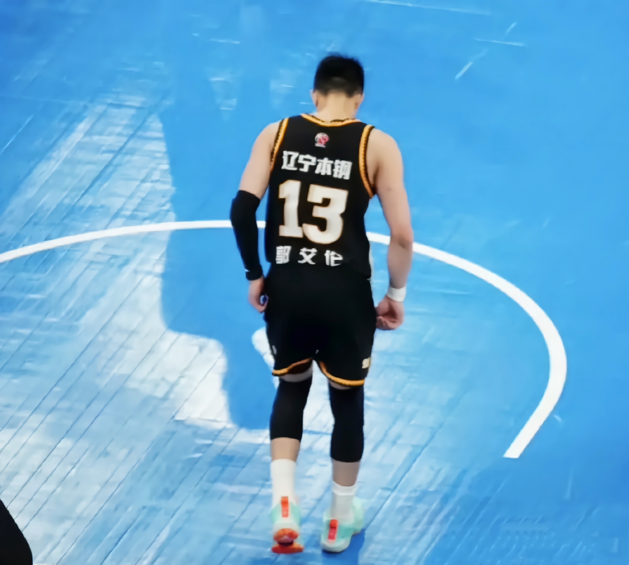 骑士完胜凯尔特人,郭艾伦点燃赛场 骑士完胜凯尔特人,郭艾伦点燃赛场