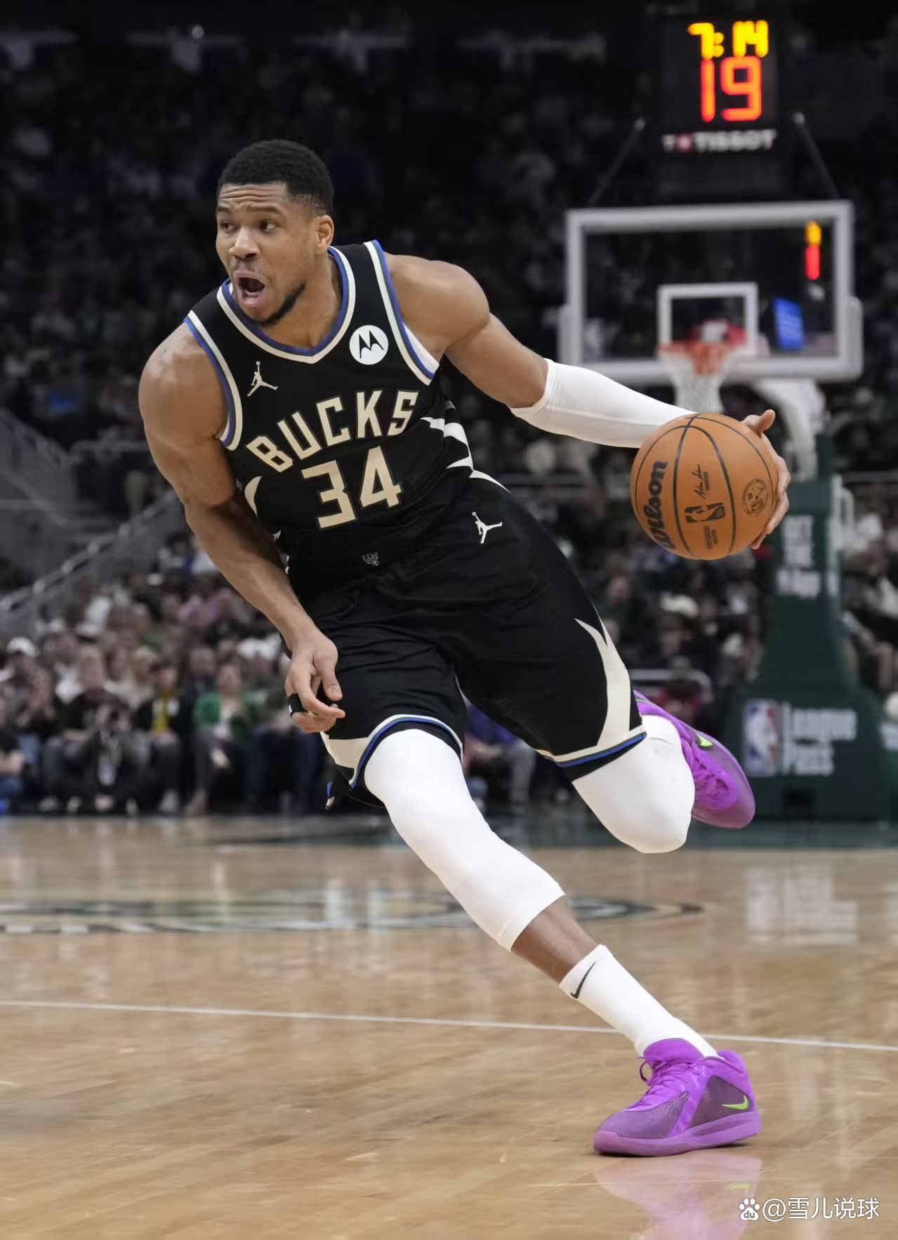 雄鹿轻取鹈鹕，范弗利特点燃赛场