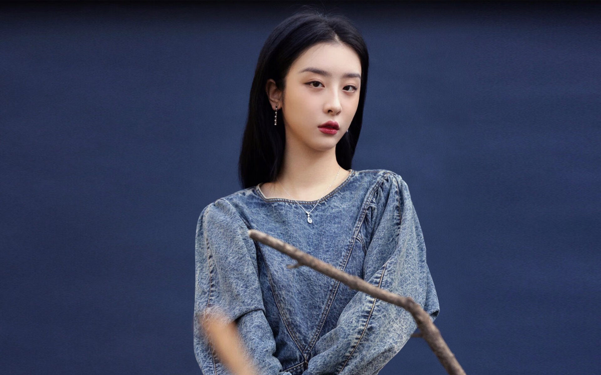 锡安暴力美学撕裂防线，绿军铁血战术锁死东契奇—关键战的双重变奏