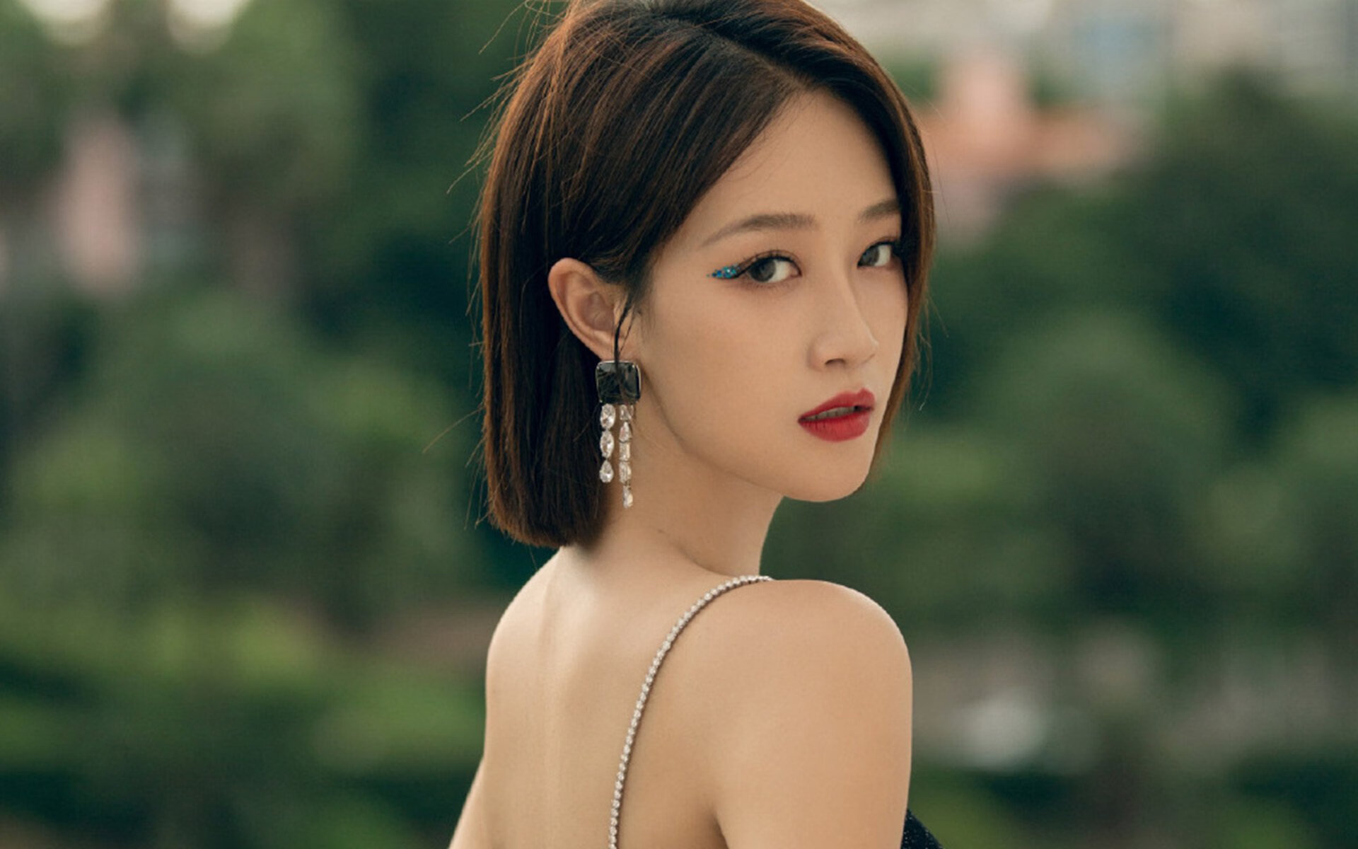 赛道与球场，当范弗利特如F1冠军般接管，雄鹿以钢铁洪流强压奇才